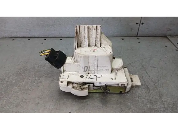 Ford Focus Front door lock XS41A21813DE