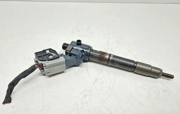 Volvo V40 Fuel injector VEA132370010CAA 31336878 11S08110