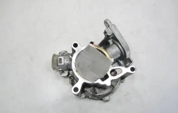 Audi A5 8T 8F Vacuum pump 06J145100C