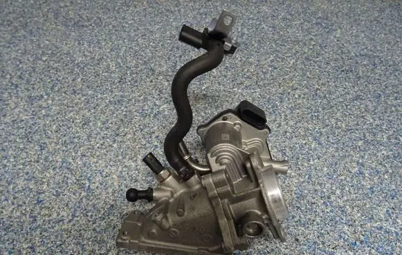 Volkswagen Golf VII Throttle valve 04L128063T