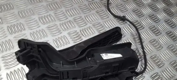 Accelerator throttle pedal