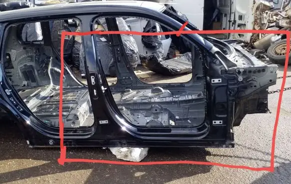 Mercedes-Benz EQB Pillar (middle) 
