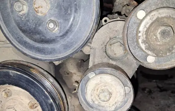 Opel Astra H Generator/alternator belt tensioner 