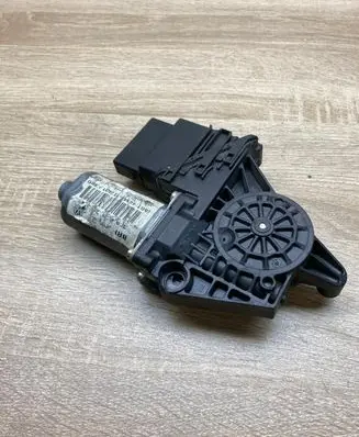 Volkswagen PASSAT B5 Rear door window regulator motor 0130821686