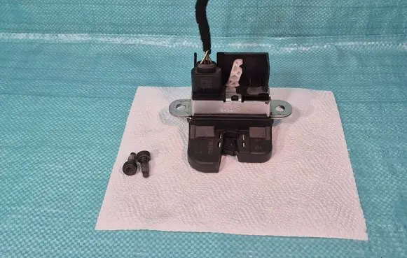 Volkswagen Touran II Tailgate/trunk/boot lock/catch/latch 1T0827505J