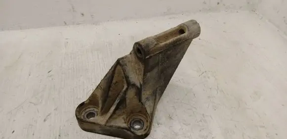 Nissan X-Trail T30 Engine mounting bracket