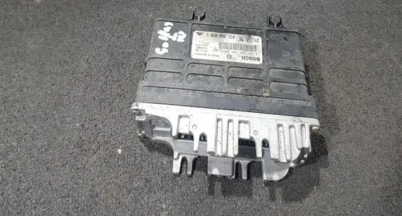 Volkswagen Golf III Engine control unit/module 0261203304 0261203305