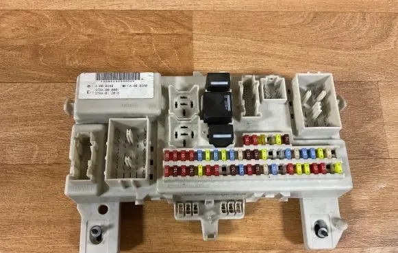 Ford Focus Fuse module 4M5T14A073 6M5T14014 6L03725