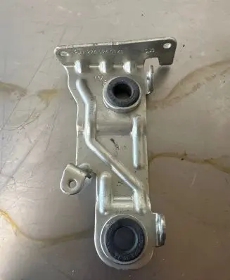 Mercedes-Benz C W205 Engine mounting bracket A2740940141