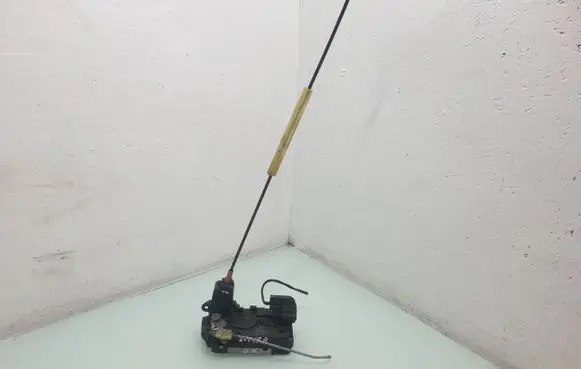 Opel Zafira B Rear door lock 13220373