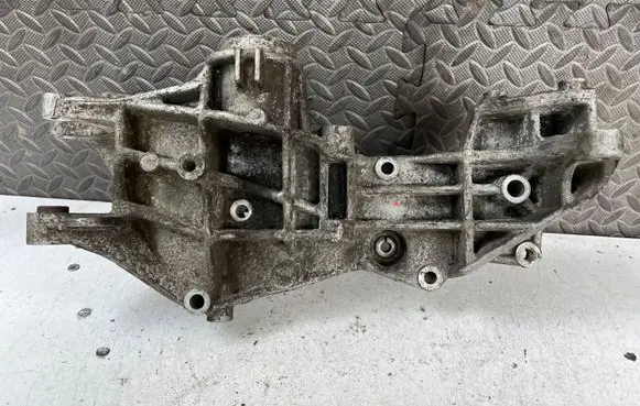 Volkswagen PASSAT B5 Generator/alternator bracket 058145523D