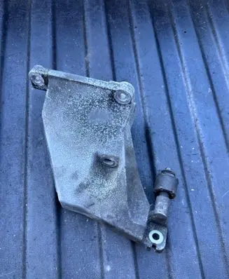 Engine mounting bracket