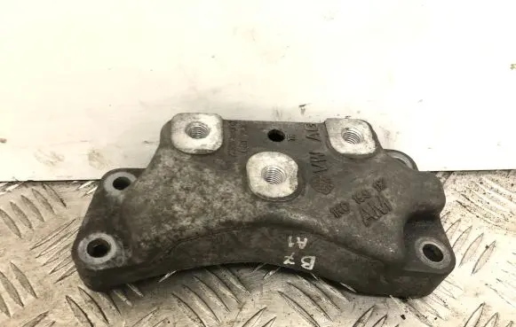 Volkswagen PASSAT B7 Engine mounting bracket 1K0199117