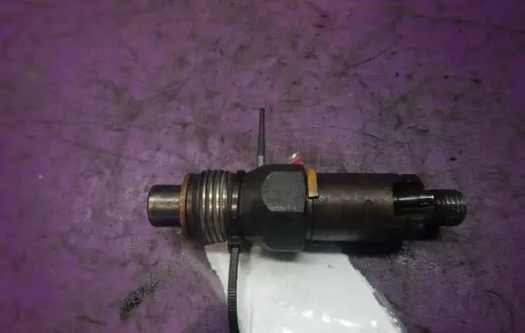 Volvo S40, V40 Fuel injector LCR6735401D