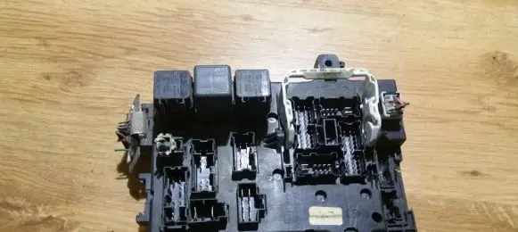 Nissan Primera Fuse box set 285519f914 5wk48542