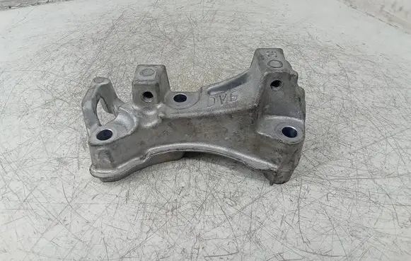 Peugeot 508 Engine mounting bracket 9688615780