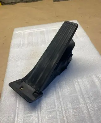 BMW 2 F46 Accelerator throttle pedal 21490710 6860000 0305170386