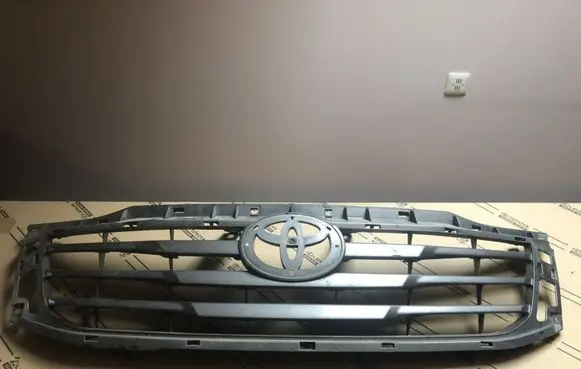 Toyota Hilux (AN10, AN20, AN30) Front bumper upper radiator grill 531110K480