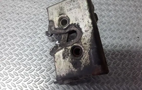 Seat Toledo I (1L) Rear door lock 1L0839016
