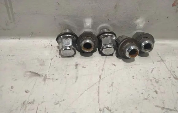 Toyota Verso Anti-theft wheel nuts and lock 