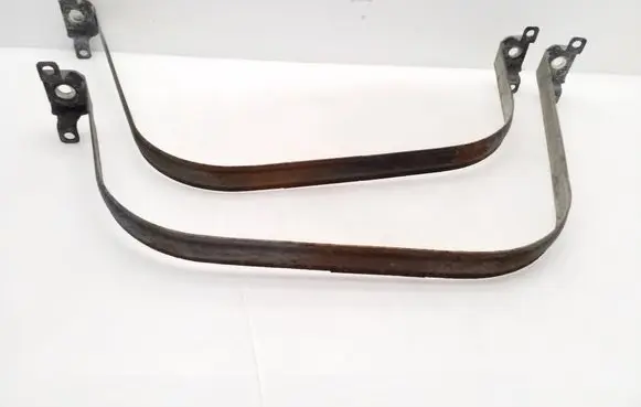 Fuel tank mounting bracket