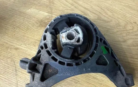 Opel Insignia A Engine mount bracket 13227769 2300061