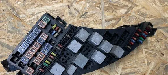 Jaguar S-Type Fuse module 2R8T14A003FB