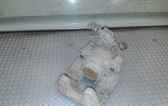 Volkswagen Touareg I Rear brake caliper 