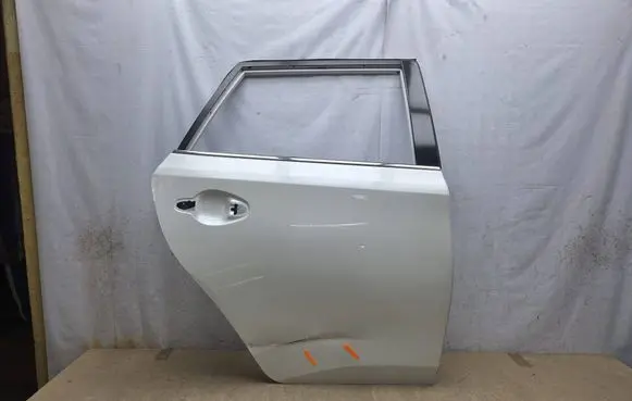Toyota Auris E180 Rear door