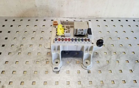 Toyota Previa (XR30, XR40) II Fuse module