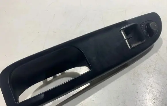 Volkswagen PASSAT B6 Front door window switch trim 3C1867171C