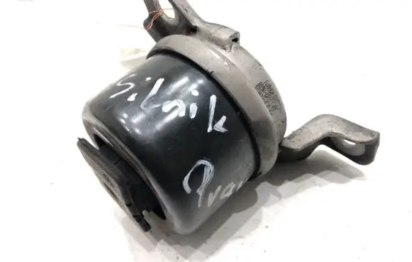 Engine mount vacuum valve
