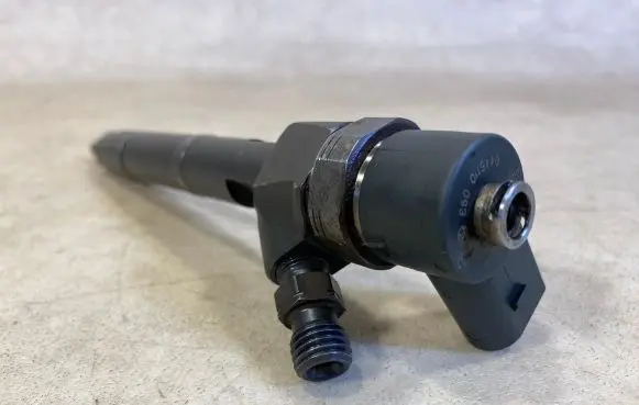 Mercedes-Benz G W461 W463 1st Gen Fuel injector A6280700387