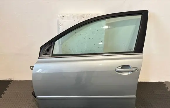 Toyota Avensis T250 Front door 
