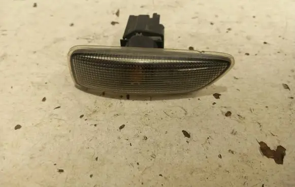 Volvo V70 Front fender indicator light 8658945
