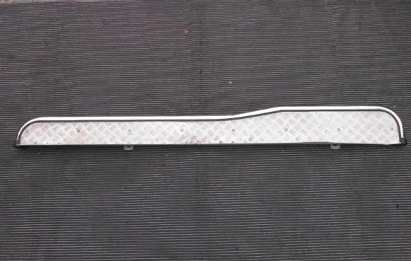 Nissan PickUp Y720 Sill