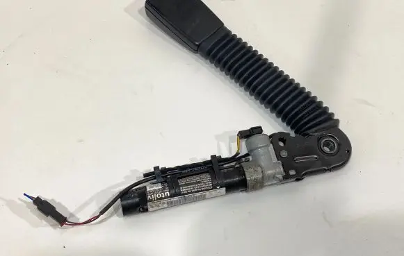 BMW 5 F10 F11 Front seatbelt buckle 609441200e