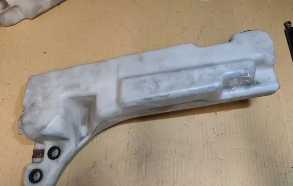 Windshield washer fluid reservoir/tank