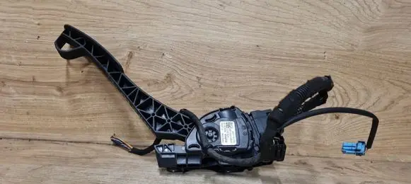 Volvo V70 Accelerator throttle pedal 30715175