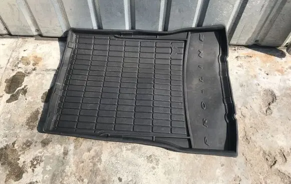 Trunk/boot floor carpet liner
