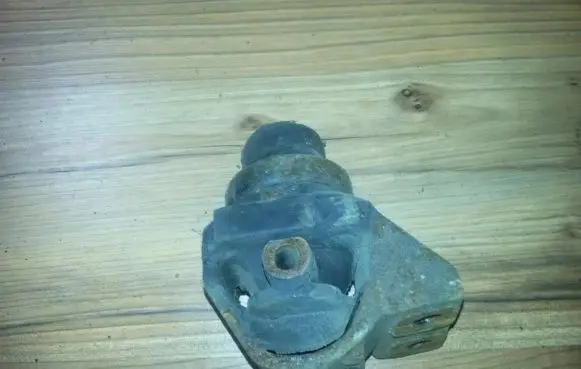 Mazda 626 Engine mount bracket