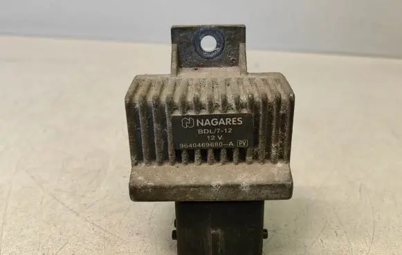 Opel Vivaro Glow plug pre-heat relay 9640469680A
