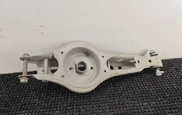 Chevrolet Malibu Rear control arm 84309090 584309090