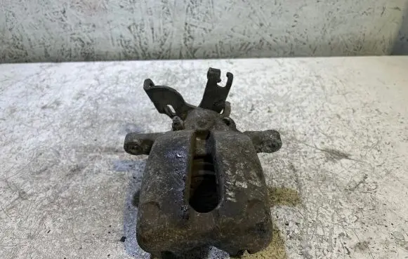 Opel Insignia A Rear brake caliper