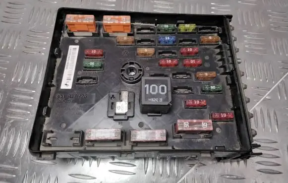 Volkswagen PASSAT B6 Fuse module 3C0937125