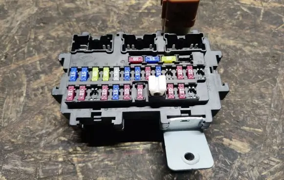Renault Koleos I Fuse module 252360745R