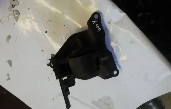 Toyota Yaris Engine mount bracket NOCODE
