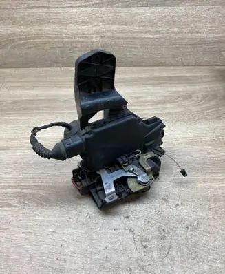 Volkswagen PASSAT B5 Rear door lock Y3B4839015A