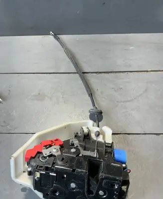 Volkswagen Golf V Front door lock