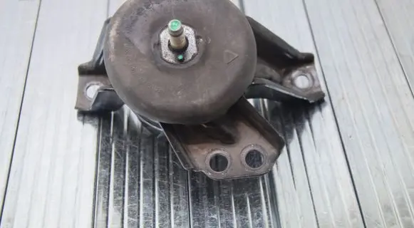 Engine mount bracket
